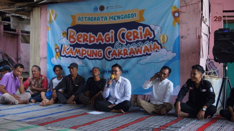 Astabrata Bagikan Paket Ramadan di Bawah Kolong Jembatan Layang Cakrawala