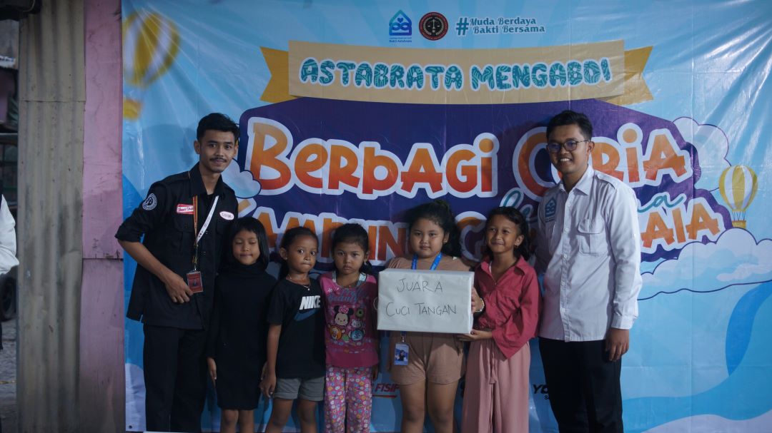 Bakti Astabrata Bagikan Paket Ramadan di Bawah Kolong Jembatan Layang Cakrawala Semarang