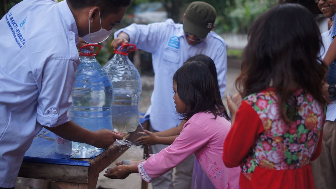Bakti Astabrata Bagikan Paket Ramadan di Bawah Kolong Jembatan Layang Cakrawala Semarang